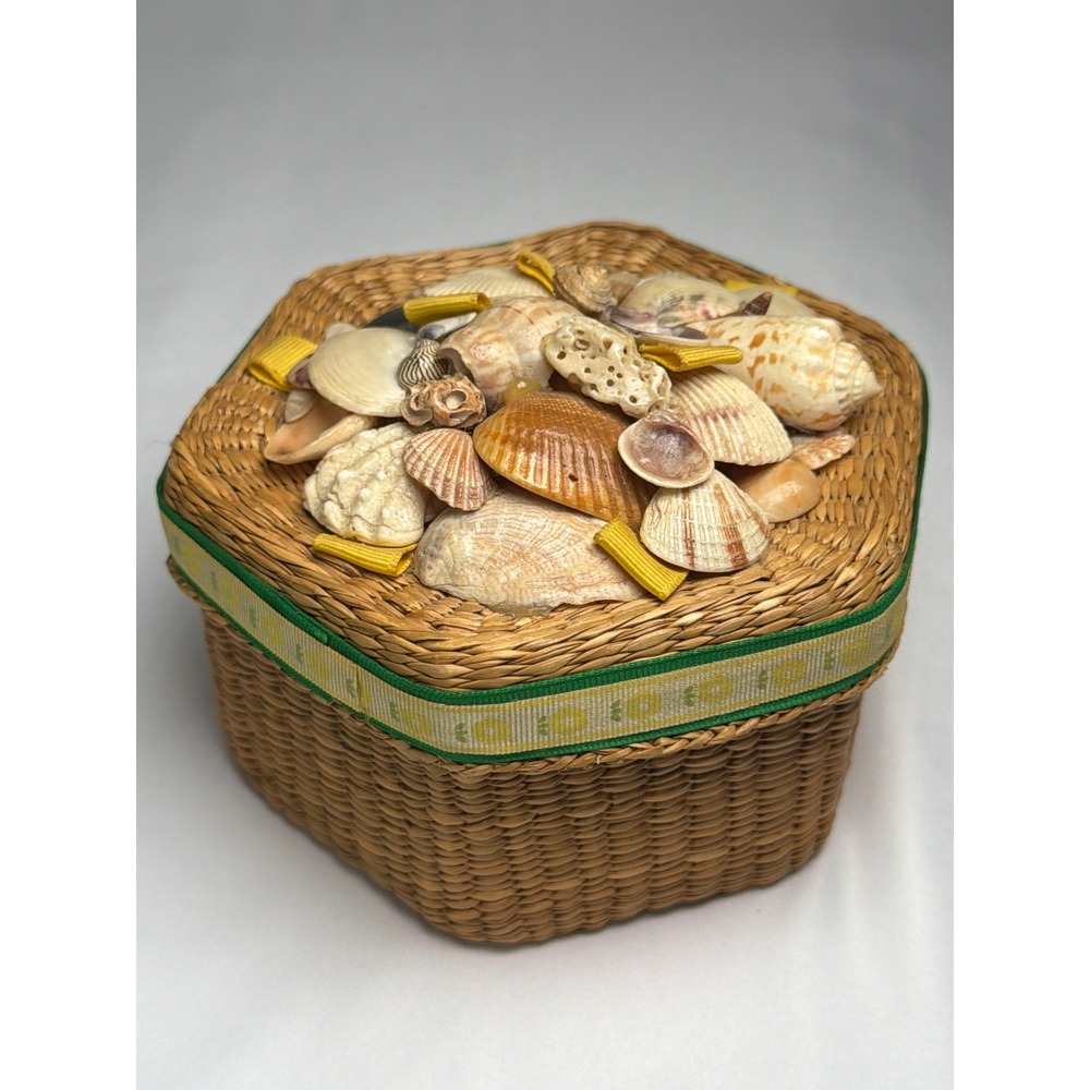 VINTAGE Woven Seashell Hexagon Trinket Box Unbranded Tan OS Excellent